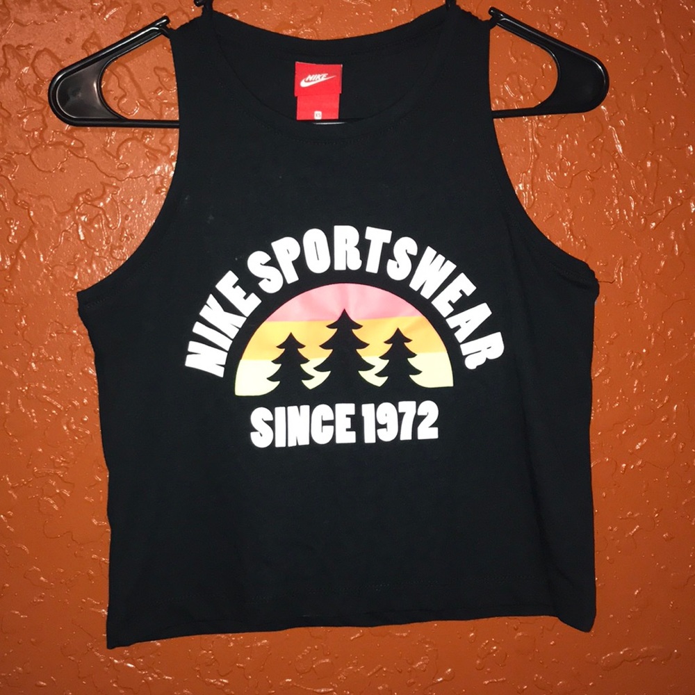 New without tag Nike sleeve less crop t-shirt